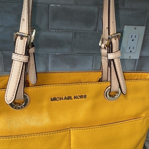 Michael Kors BEDFORD LEATHER ZIP POCKET TOTE - Picture 3 of 12